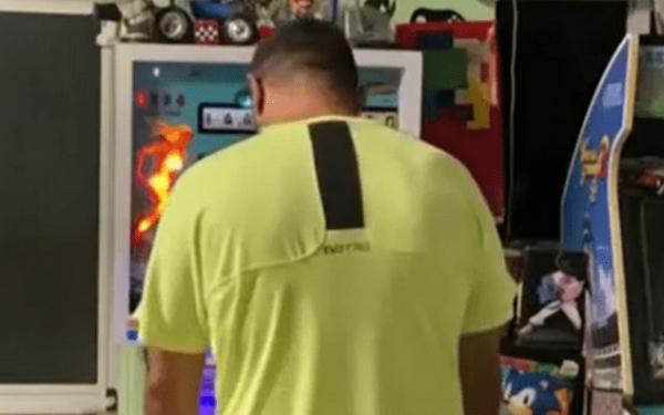 Αυτή είναι συλλογή: Gamer μάζεψε 185 ρετρό video games στο σπίτι του (βίντεο)