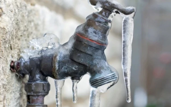 Τι να κάνετε για να μην παγώσει το δίκτυο ύδρευσης του σπιτιού σας σε περίπτωση παγετού