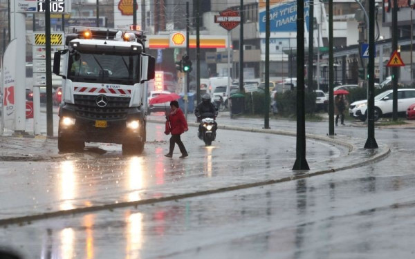 Κακοκαιρία στην Αττική: Το οδόστρωμα «κατάπιε» γυναίκα στο κέντρο της Αθήνας (βίντεο)