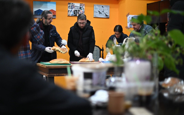 Ο Νίκος Ανδρουλάκης μαγείρεψε για καλό σκοπό στην κοινωνική κουζίνα "Ο άλλος άνθρωπος" (Βίντεο)