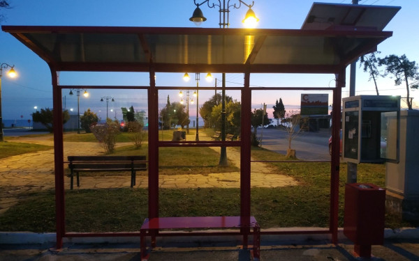 Χαλκιδική: Έφτασαν οι «έξυπνες στάσεις» - Με φωτοβολταϊκά και led (φωτ.)