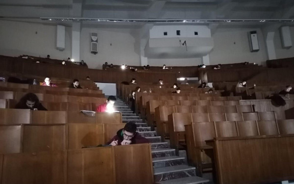 ΑΠΘ: Με φακούς έδωσαν μάθημα σήμερα το πρωί φοιτητές στη Σχολή Θετικών Επιστημών