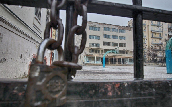 Αθήνα: Έριξαν βόμβες μολότοφ σε προαύλιο σχολείου στο Μοσχάτο - Οκτώ ανήλικοι συνελήφθησαν