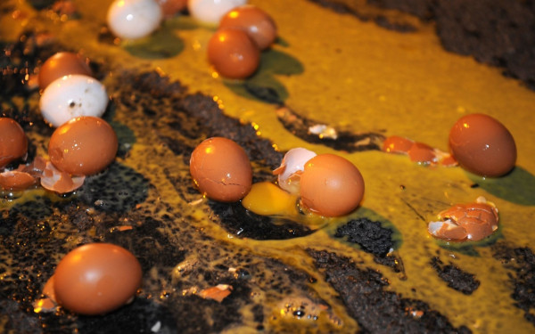 Λάρισα: Αγανακτισμένοι οι κάτοικοι - Έφηβοι πετούν αβγά και φρούτα σε μπαλκόνια 