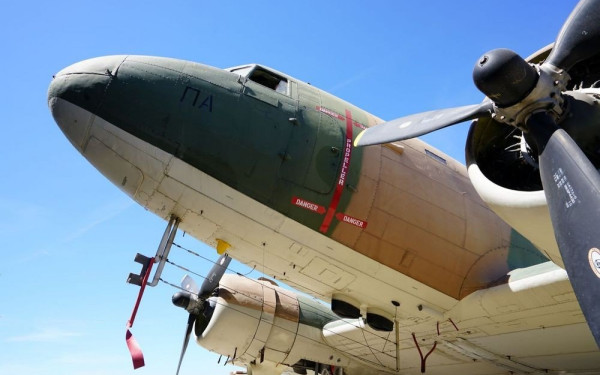 Dakota «Ποσειδώνας»: Το θρυλικό αεροσκάφος θα επισκευαστεί στην Αγγλία και θα πετάξει ξανά (φωτ.) 