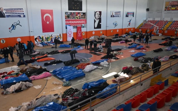 Εικόνες αποκάλυψης στην Τουρκία μετά το σεισμό - Σε γήπεδα αναγνωρίζουν τους νεκρούς (φωτ.)