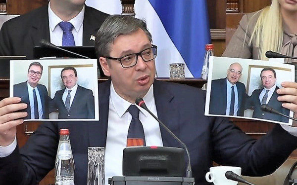 Σερβία: Φωτογραφία του Δένδια με τον Άλμπιν Κούρτι που υπέστη φωτομοντάζ έδειξε στη Βουλή ο Βούτσιτς