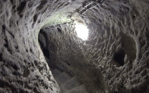 ﻿Γκρέμισε τον τοίχο στο υπόγειό του και ανακάλυψε την αρχαία Μαλακοπή