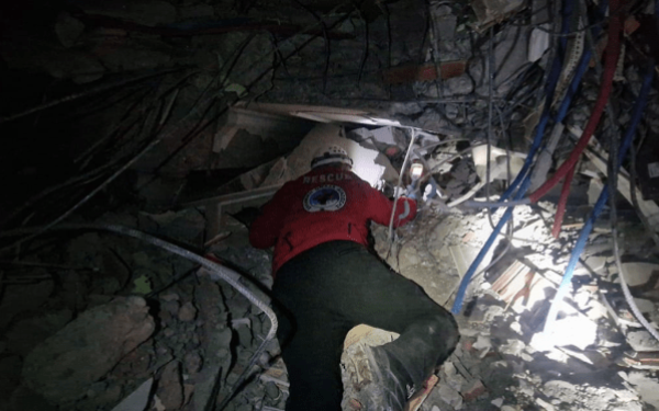 Φονικός σεισμός: Ψάχνουν επιζώντα στα συντρίμμια οι Έλληνες Διασώστες - Δείτε λεπτό προς λεπτό
