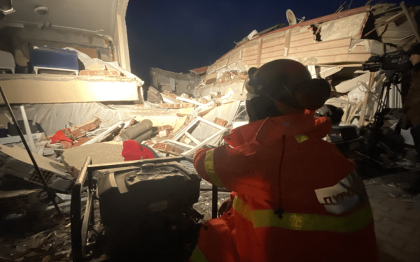 Συνεχίζουν αδιάκοπα οι Έλληνες διασώστες να αναζητούν ζωντανούς στα ερείπια στην Τουρκία - Διασώθηκε μία 11χρονη (βίντεο)