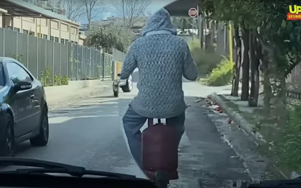 Οδηγός «κινητή βόμβα» στον Κηφισό: Με πατίνι στο ανάποδο ρεύμα και πάνω σε μπουκάλα υγραερίου! (βίντεο)