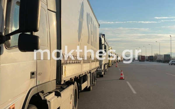 Θεσσαλονίκη: «Ουρές» χιλιομέτρων από φορτηγά στα διόδια των Μαλγάρων (φωτ.)