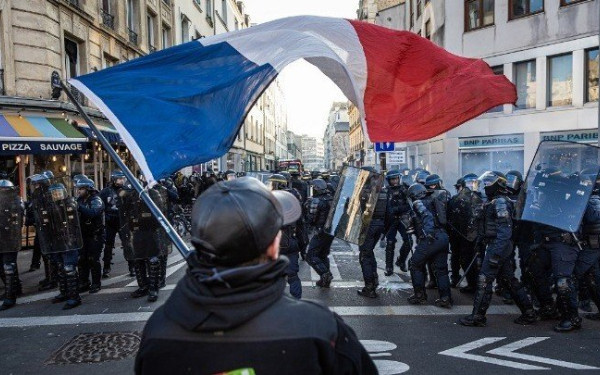 Σε απεργιακό κλοιό η Γαλλία για τη μεταρρύθμιση του ασφαλιστικού