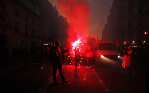 Ξανά διαδήλωσαν σήμερα οι Γάλλοι κατά του νόμου Μακρόν για το συνταξιοδοτικό (βίντεο & φωτ.)