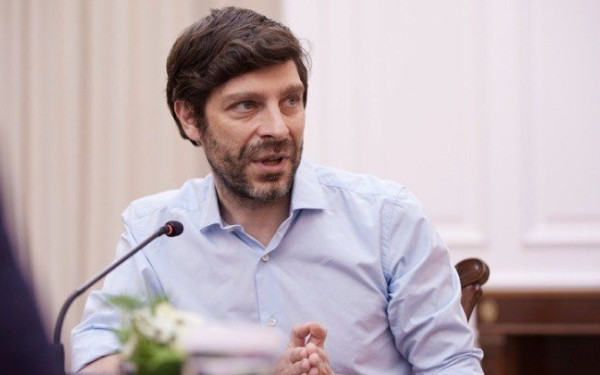 Πρόσκληση σε διάλογο για τα πτυχία των καλλιτεχνών απηύθυνε ο Γιατρομανωλάκης 
