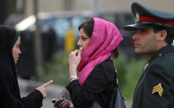 Εγκεφαλικά νεκρή η Ιρανή φοιτήτρια που την ξυλοκόπησαν για το χιτζάμπ