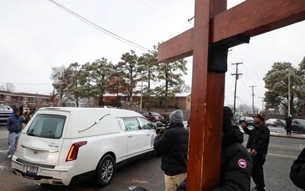 ΗΠΑ: Αγανάκτηση και οργή για την αστυνομική βία στην κηδεία του Τάιρ Νίκολς (βίντεο)