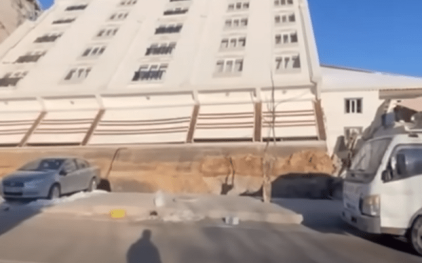 Εικόνες οργής στην Τουρκία: Κτίριο «ξάπλωσε» μετά τον σεισμό - Δεν είχε καν θεμέλια (βίντεο)