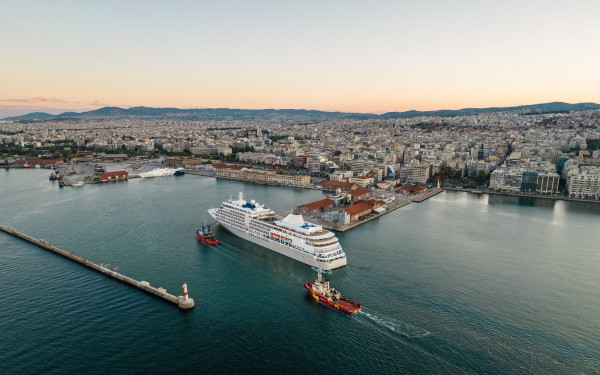 Λιμάνι Θεσσαλονίκης: Συναγερμός για θαλάσσια ρύπανση από ιριδίζον φιλμ πετρελαιοειδών