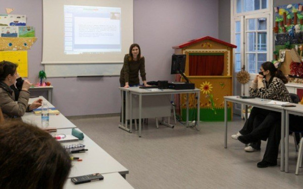 Γυναίκες προσφυγικής και μεταναστευτικής καταγωγής επιμορφώνονται ως «νταντάδες της γειτονιάς»
