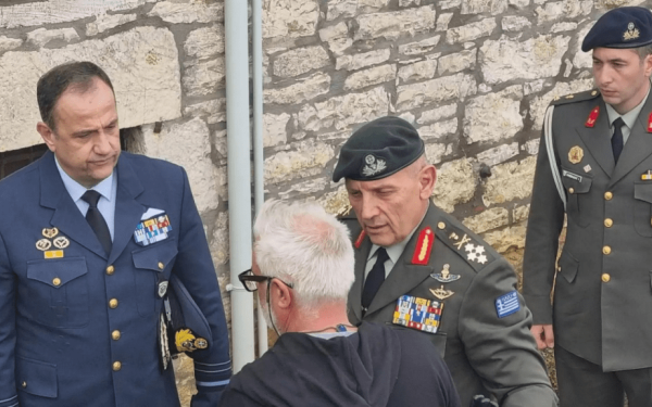 Την οικογένεια του υποσμηναγού του μοιραίου Phantom επισκέφθηκε ο Κ. Φλώρος (βίντεο & φωτ.)