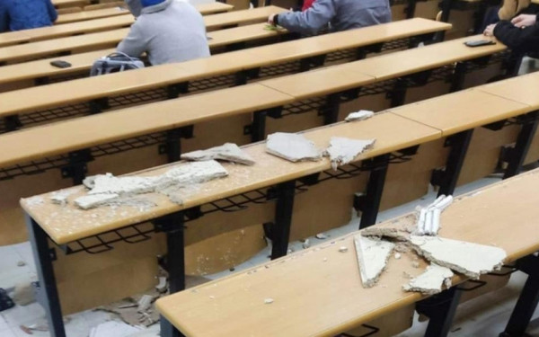 Εικόνες ντροπής στο Πανεπιστήμιο Πατρών: Κατέρρευσε το τμήμα της οροφής την ώρα των εξετάσεων  (φωτ.)