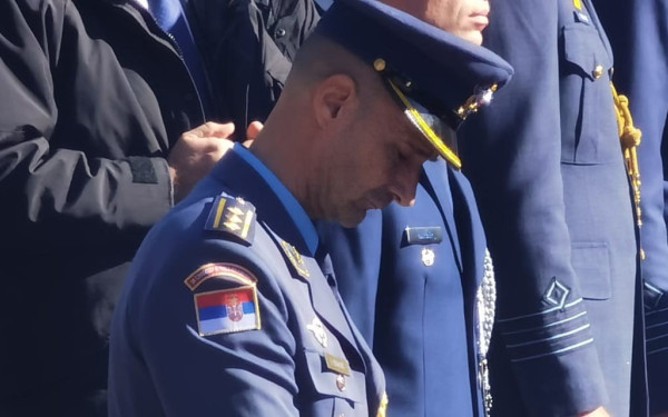 Συγκινεί ο Σέρβος πιλότος στην κηδεία του Τουρούτσικα: «Όλοι οι αεροπόροι είναι μια οικογένεια»  (φωτ.)