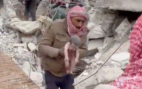 Συρία: Χιλιάδες αιτήματα για υιοθεσία της Aya, του βρέφους που γεννήθηκε κάτω από τα συντρίμμια (βίντεο)