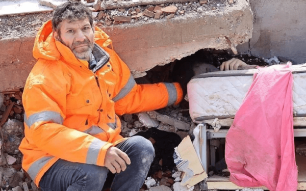 Τουρκία-σεισμός: «Η κόρη μου, Ερμάκ. Τράβα φωτογραφίες» Η ιστορία της συγκλονιστικής εικόνας