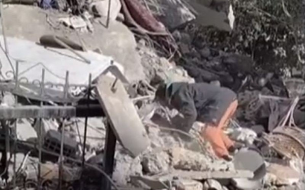 Σεισμός στην Τουρκία: Οι σπαρακτικές φωνές του πατέρα που ψάχνει να βρει τις κόρες του στα ερείπια (βίντεο)