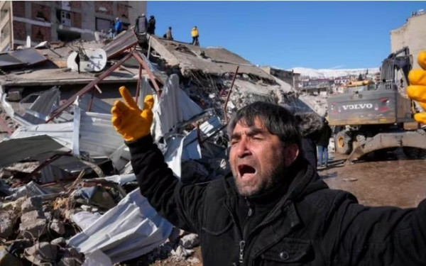 Είδη πρώτης ανάγκης για τους σεισμοπαθείς Συρίας και Τουρκίας συλλέγει το ΕΕΘ