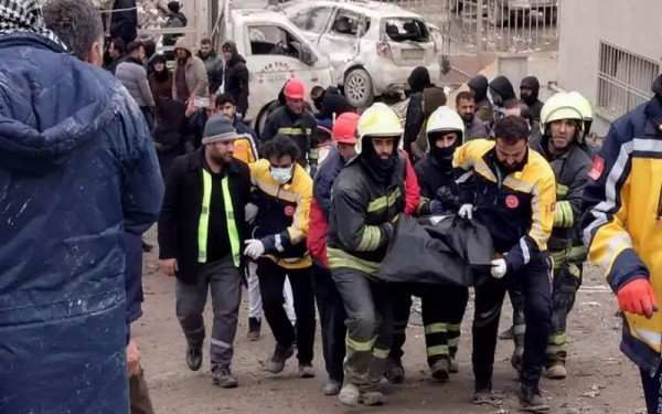 Σεισμός στην Τουρκία: Η στιγμή της ελπίδας μέσα στα συντρίμμια - Διασώθηκε σε ζωντανή σύνδεση (βίντεο)