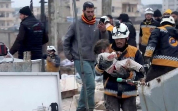 Η ώρα του φονικού σεισμού σε Τουρκία και Συρία - Πολυκατοικίες καταρρέουν σαν χάρτινοι πύργοι (βίντεο)