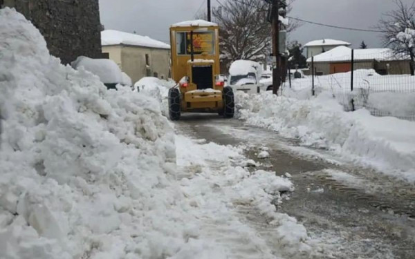 Αποχιονίζονται οι δρόμοι στο Πήλιο - Κλειστά παραμένουν τα σχολεία στη Μαγνησία