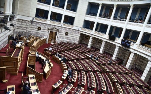 Ψηφίζεται στη Βουλή η τροπολογία που «μπλοκάρει» το κόμμα Κασιδιάρη