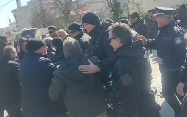 Κοζάνη: Ενταση έξω από τη βιβλιοθήκη που δίνει συνέντευξη τύπου ο Μητσοτάκης (βίντεο)