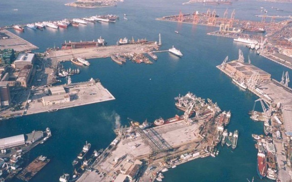 Φορτηγίδα βυθίστηκε στη Δραπετσώνα - Τρεις συλλήψεις