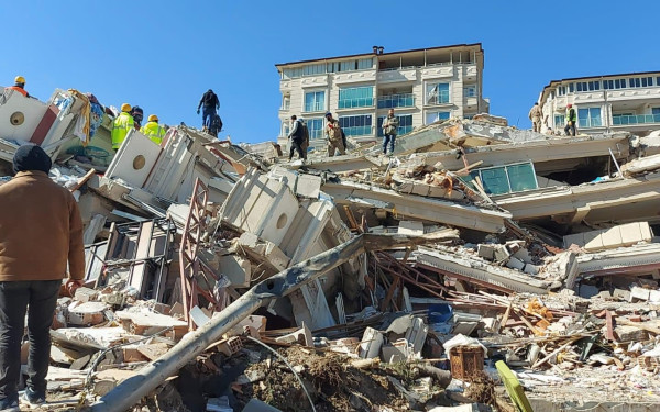 Λιγοστεύουν οι ελπίδες για επιζώντες κάτω από τα χαλάσματα 