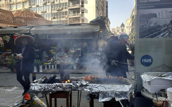Τσικνοπέμπτη στη Θεσσαλονίκη: Όλη η πόλη ένα τσίκνισμα (βίντεο, φωτ.)