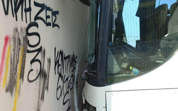 Λεωφορείο έπεσε πάνω στο κτίριο του ΚΑΠΗ Τριλόφου (φωτ.)