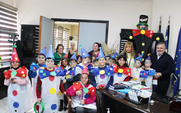 Οι μαθητές του  4ου Δ.Σ. Ελευθερίου Κορδελιού μετέφεραν το πνεύμα της Αποκριάς στο Δημαρχείο