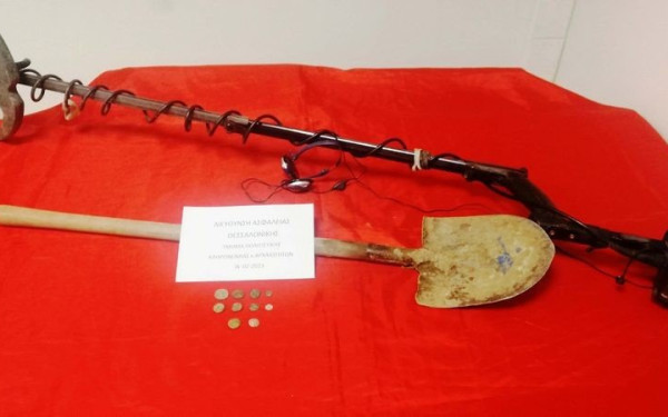 Δράμα: Ζευγάρι ηλικιωμένων έψαχνε αρχαία νομίσματα με ανιχνευτή μετάλλων (φωτ.)  