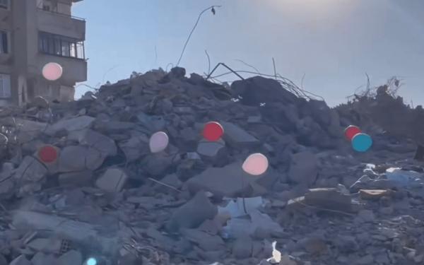 Σφίγγεται η καρδιά στη σεισμόπληκτη Τουρκία- Δένουν μπαλόνια στα συντρίμμια στη μνήμη των παιδιών (βίντεο)
