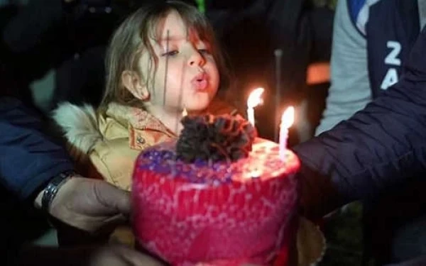 Συγκινητικές εικόνες στην Τουρκία: 5χρονη γιόρτασε τα γενέθλιά της στα συντρίμμια (βίντεο)