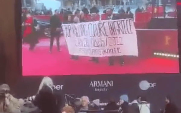 «Μην σκοτώνετε τον πολιτισμό στην Ελλάδα» - Στο κόκκινο χαλί της Μπερλινάλε ο ξεσηκωμός των καλλιτεχνών (βίντεο)