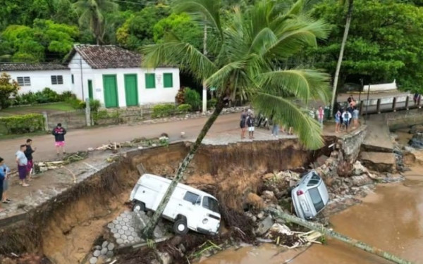 Βραζιλία: 65 νεκροί από τις πλημμύρες - Κλιματική αλλαγή και ανεξέλεγκτη αστικοποίηση υπαίτιες για την καταστροφή