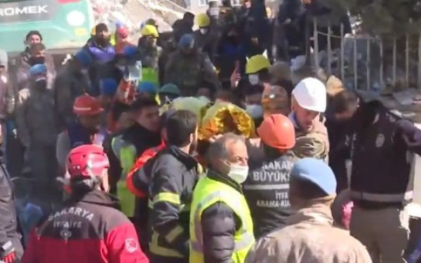 Σεισμός στην Τουρκία: 17χρονη ανασύρθηκε ζωντανή από τα συντρίμμια μετά από 248 ώρες (βίντεο)