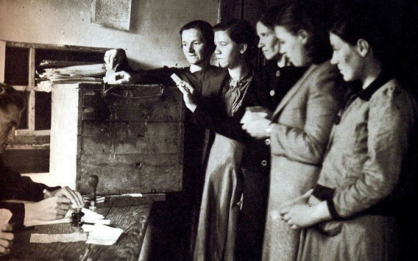 Οι Ελληνίδες στις κάλπες - Η μέρα που γράφτηκε (επιτέλους) ιστορία