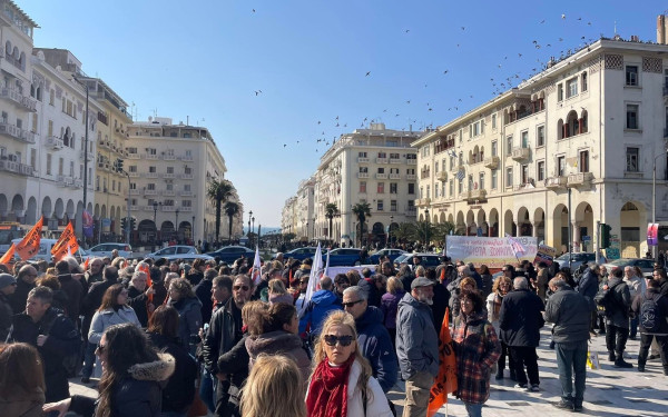 Θεσσαλονίκη: Συγκέντρωση εκπαιδευτικών στην Περιφέρεια για το σχολικό ωράριο και τα κενά