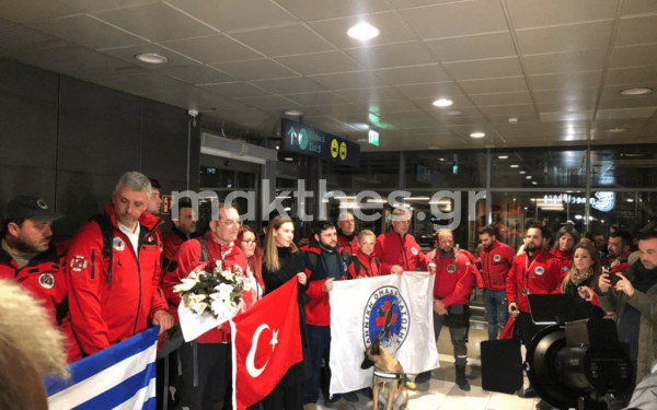Συγκινητική υποδοχή των «ηρώων» της Ελληνικής Ομάδας Διάσωσης κατά την επιστροφή τους από την Τουρκία (Βίντεο) 